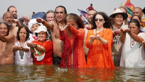 Prayag Raj, India. Kiva Kumbha Mela. ¡El fuego que une al mundo para la protección de los ríos sagrados!.